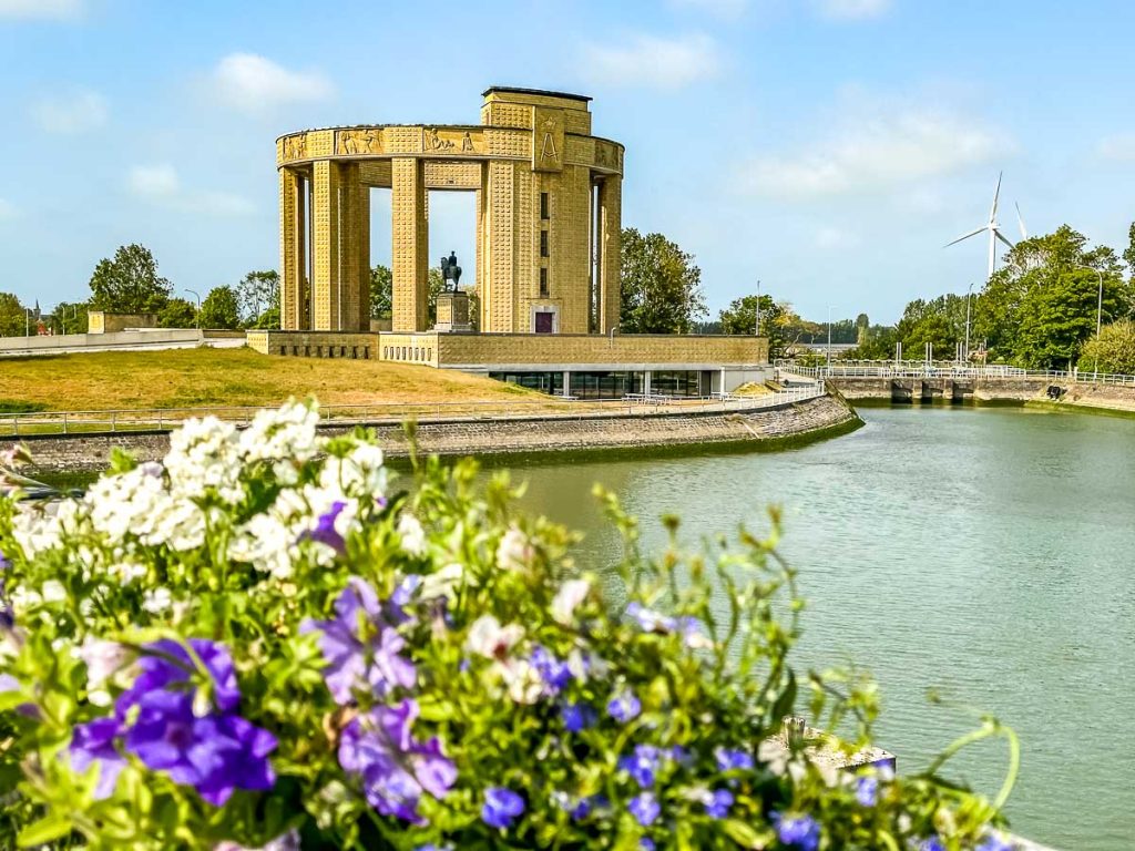 Nieuwpoort Denkmal – Hausboot Urlaub in Belgien