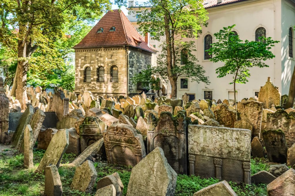 Sehenswürdigkeiten in Prag: Der jüdische Friedhof mit der Synagoge