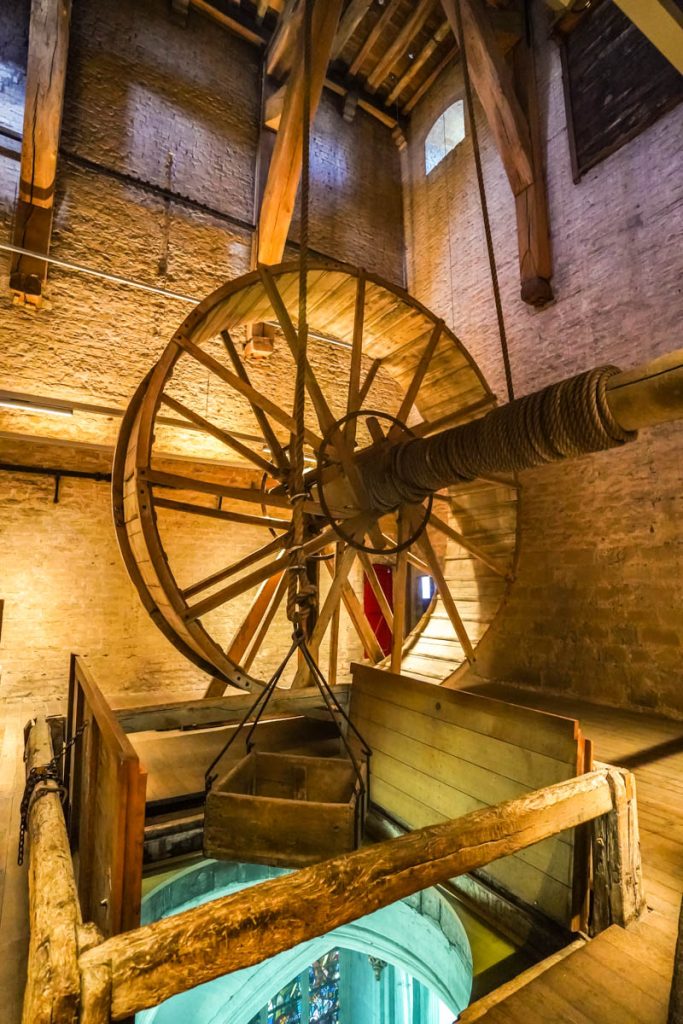 Baukran im Sint Romboutstoren Mechelen