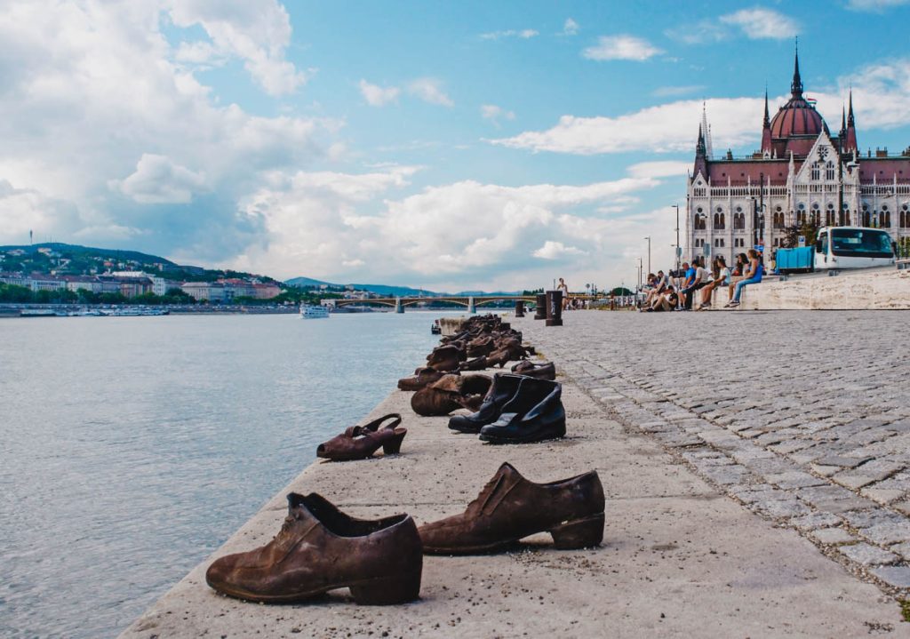 Mahnmal „Schuhe an der Donau“ Sehenswürdigkeiten in Budapest.