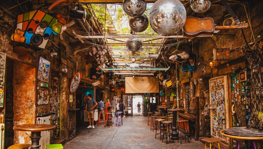 DIe hippe Ruinenbar Szimpla Kert – Budapest Highlights