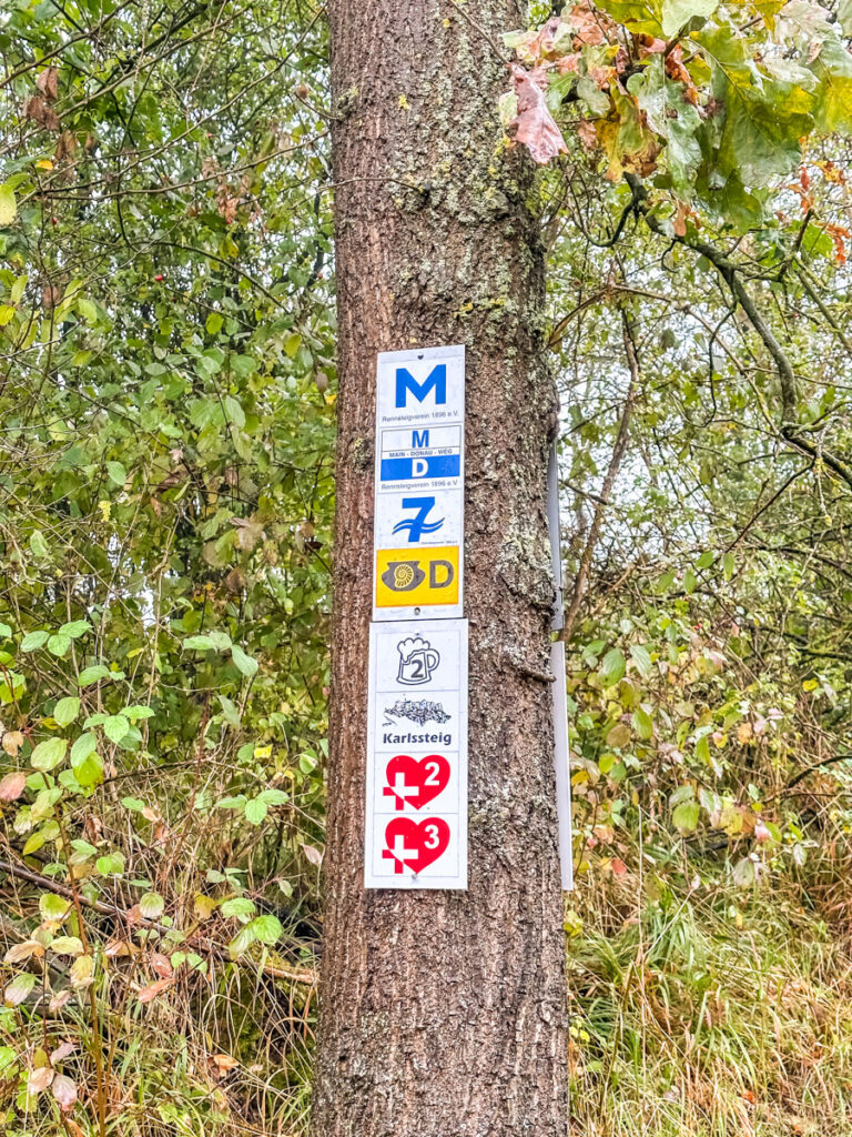 Es gibt viele gut ausgeschilderte Wanderwege rund um den Staffelberg