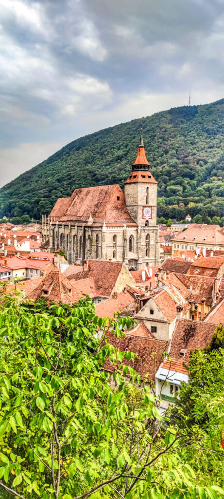 Die schöne Stadt Brasov musst du auf deiner Rumänien Rundreise besuchen!