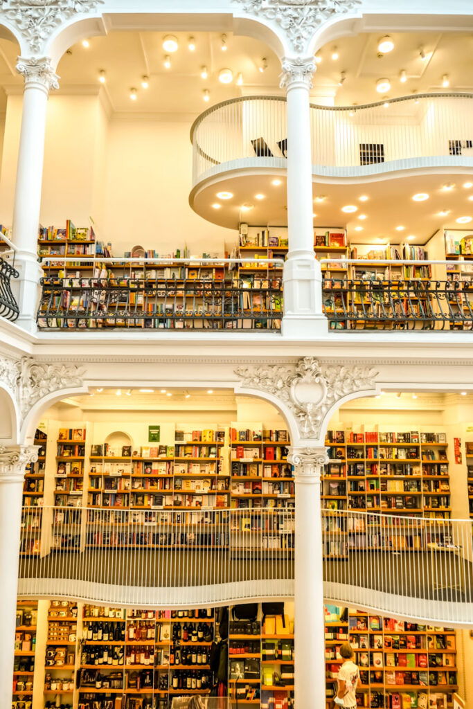 Must see in Bukarest: Buchladen auf deiner Rumänien Rundreise