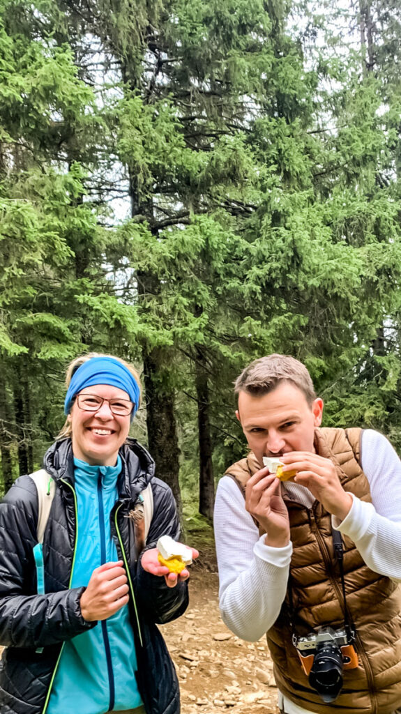 Leckere rumänische Spezialitäten mitten im Wald.