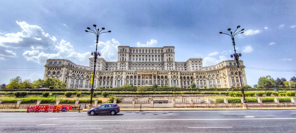 Das Parlament in Bukarest haben wir auf unserer Rumänien Rundreise besucht
