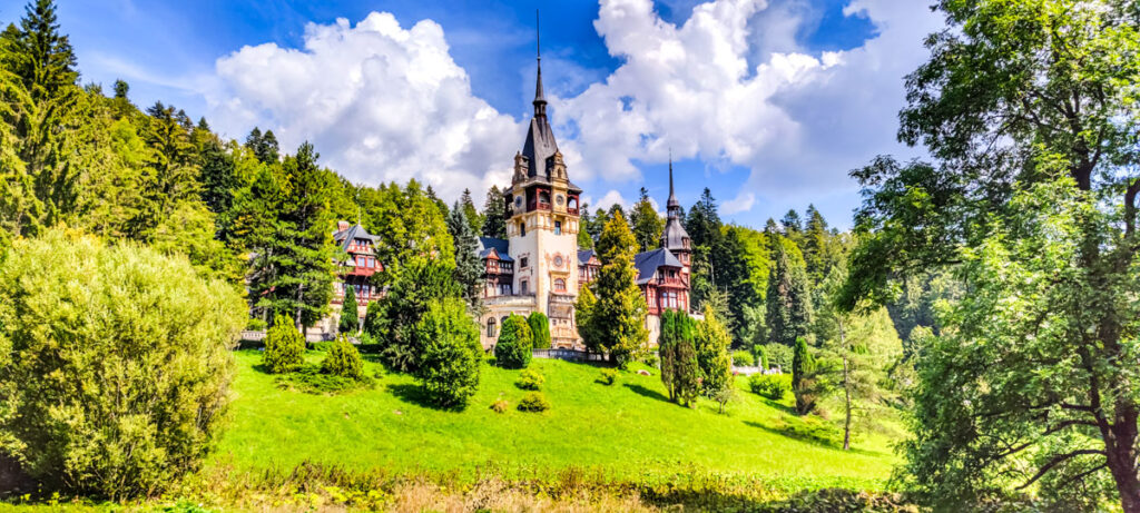 Auf der Rumänien Rundreise gibt es immer wieder tolle Burgen und Schlösser zu bewundern – wie hier in Peles