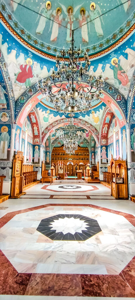das Kloster Sambata de Sus mit seinem bunten Inneren