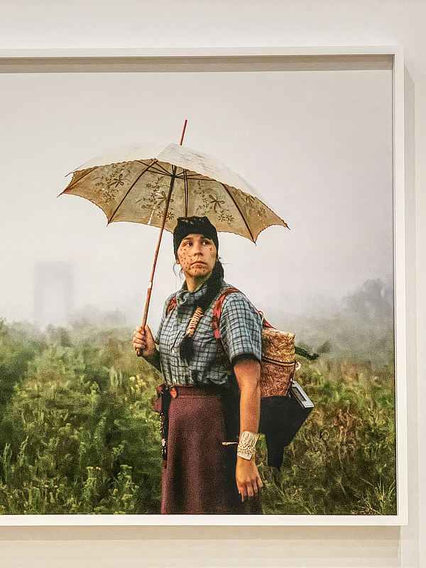 Selbstportrait von Meryl McMaster, Remai Modern, Saskatoon, Saskatchewan