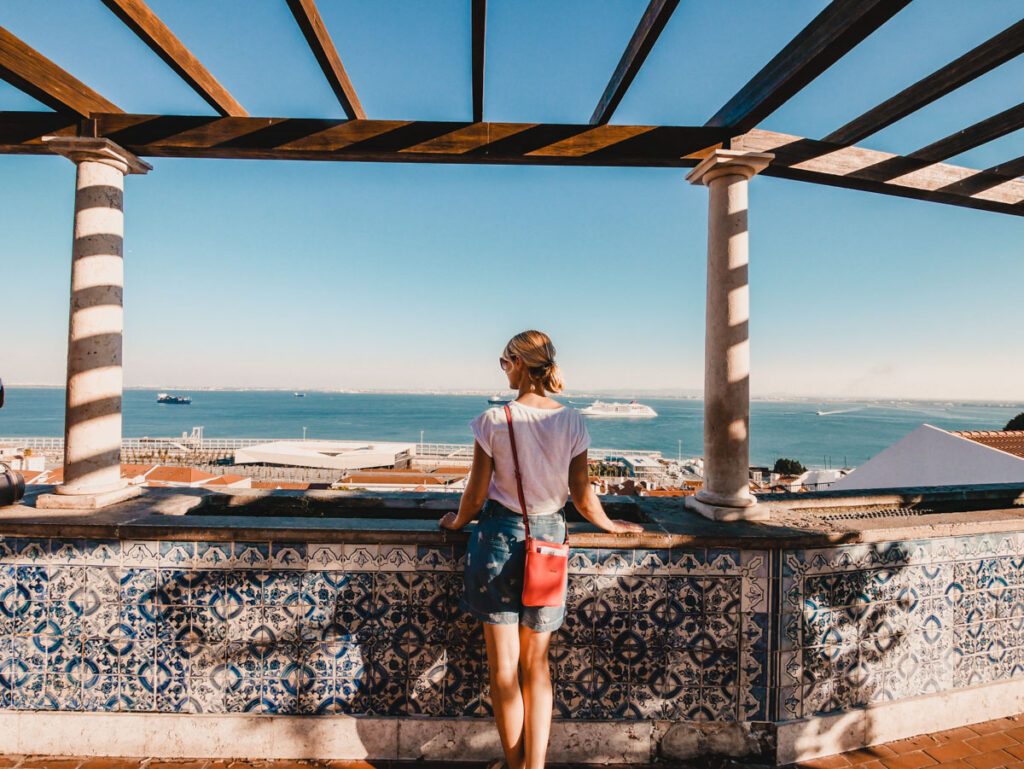 Aussichtspunkte in Lissabon: Der Miradouro de Santa Luzia mit den schöne Azulejo Kacheln