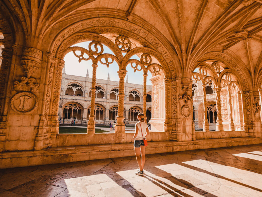 Wunderschöne Architektur im Inneren des Mosteiro dos Jerónimos