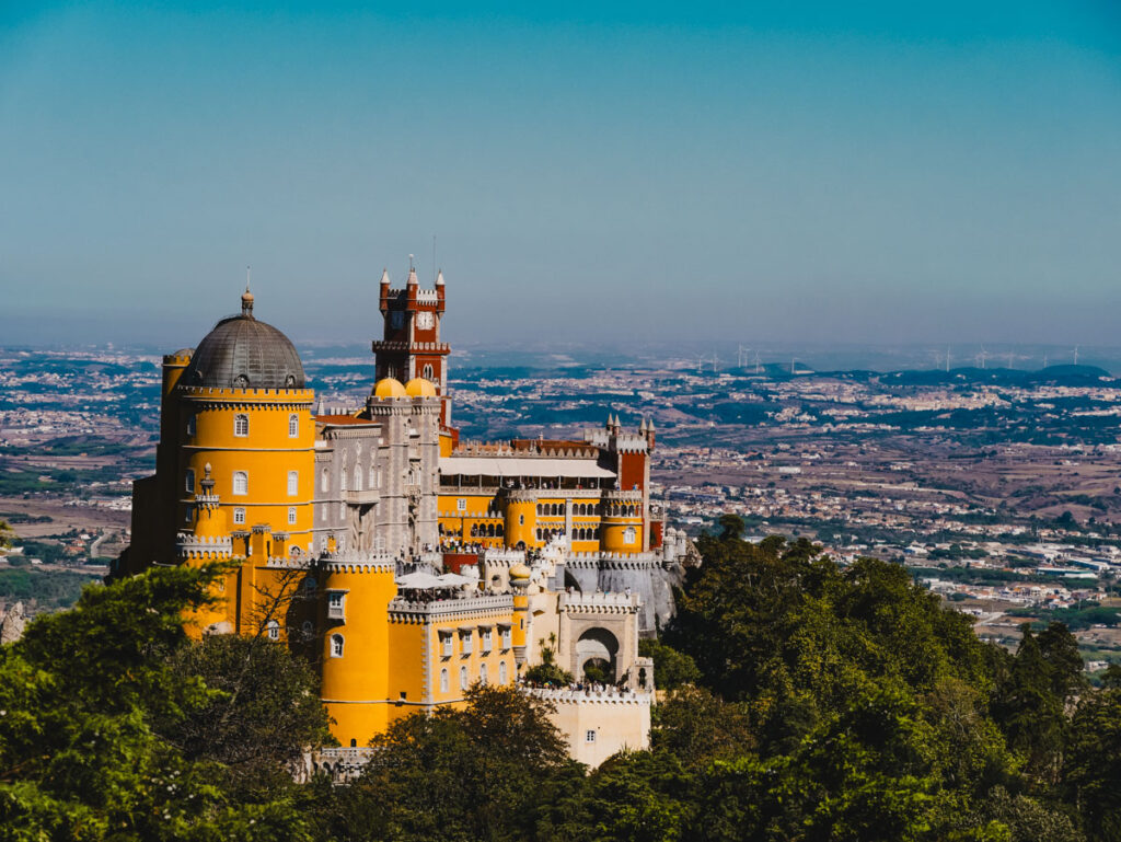 Der farbenfrohe Pena Palast von Sintra. Besuche ihn bei einem Tagesausflug von Lissabon