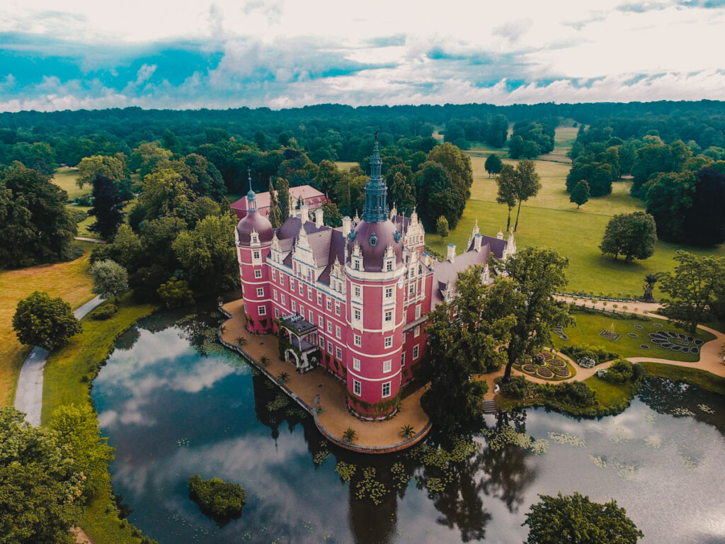 Deutschland ist das perfekte Roadtrip Land, es gibt viele schöne Schlösser, wie Bad Muskau