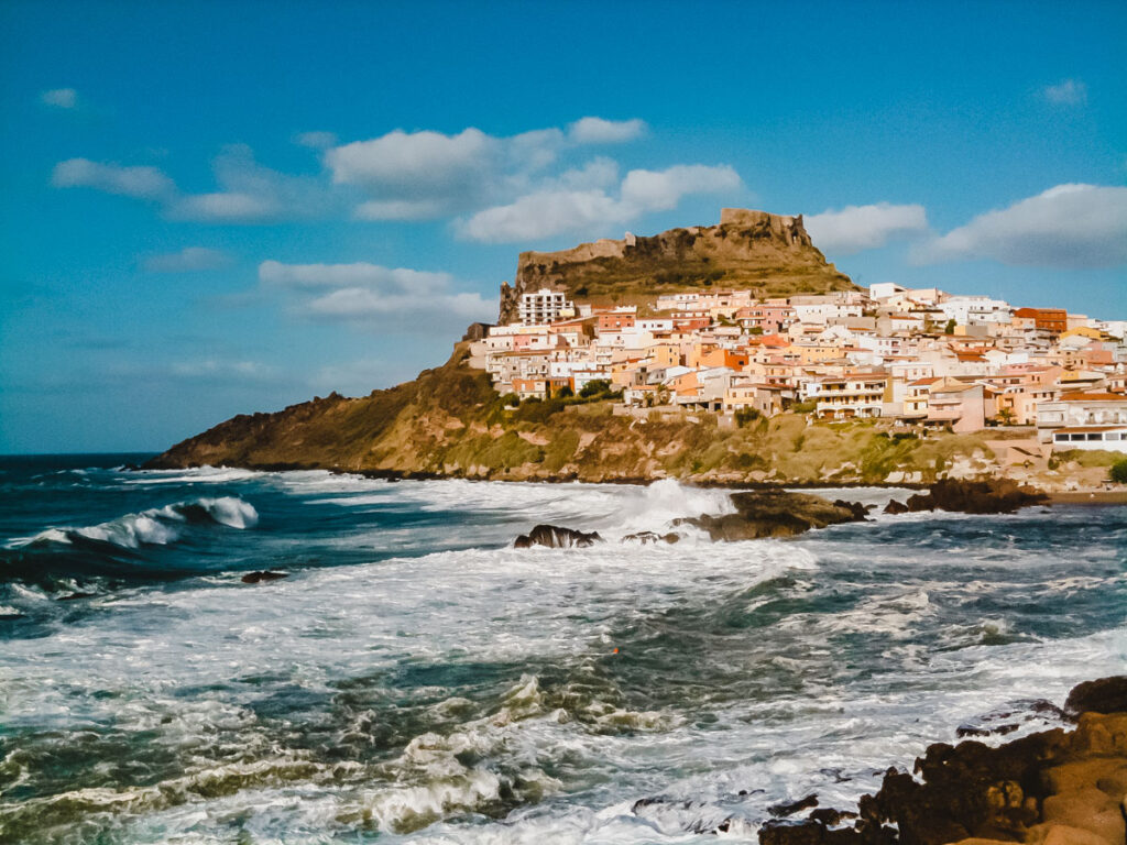 Sardinien bietet nicht nur traumhafte Strände sondern auch schöne historische Städte