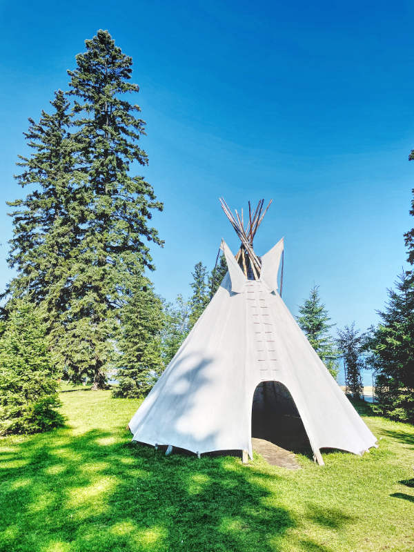 Indigene Geschichte Kanadas: Besucher-Tipi im Prince Albert Nationalpark, Saskatchewan, Kanada