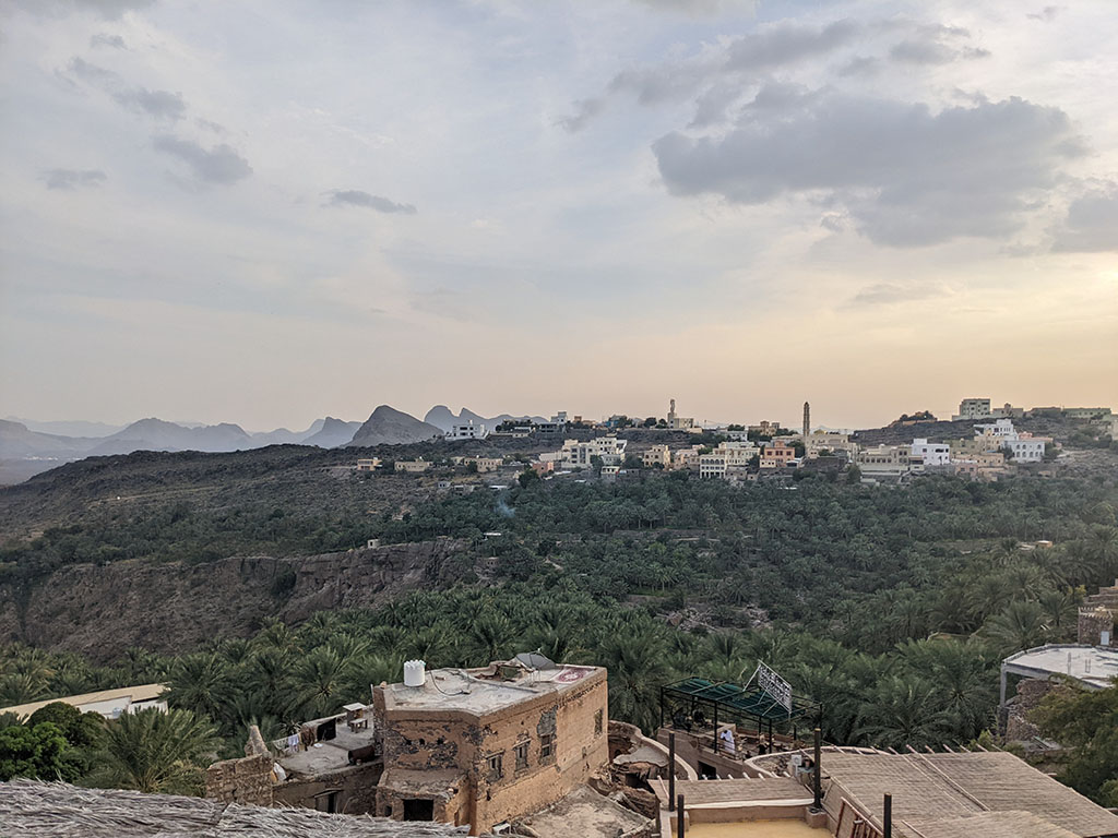 Blick von Misfah über die Landschaft des Oman