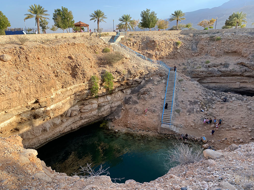 Oman Sehenswürdigkeiten: Das blaue Wasser des Bimmah Sinkhole