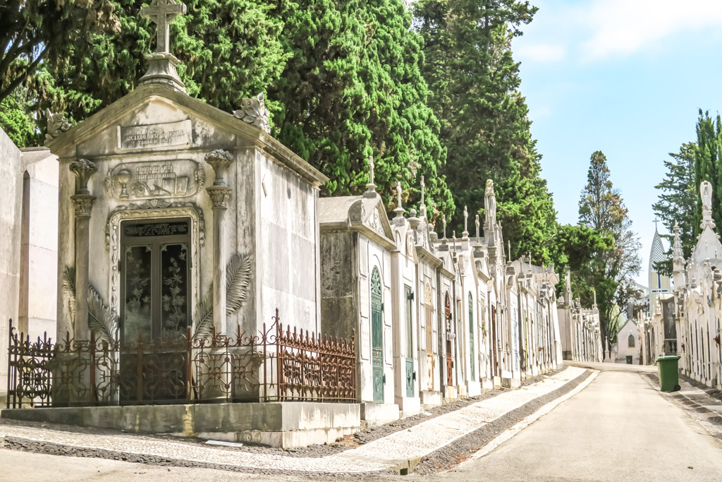 Du suchst einen ruhigen Ort in Lissabon? Dann besuche den Cemitério dos Prazeres und schlendere durch die Parkanlage