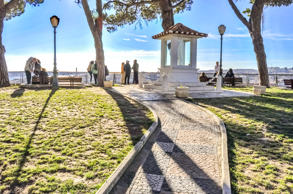 Entspannung am Miradouro da Senhora do Monte – einer unser Geheimtipps für Lissabon