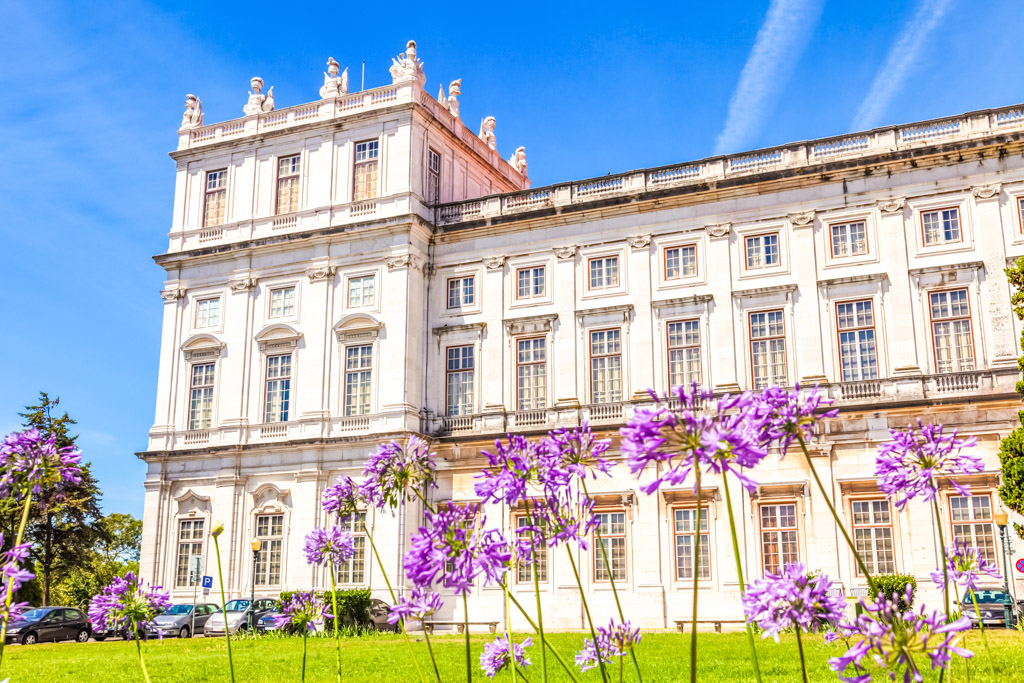 Lissabon Geheimtipps – Der prachtvolle Palácio Nacional da Ajuda mit Blumen und blauem Himmel