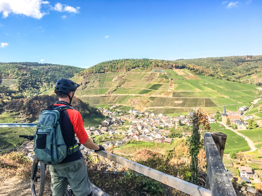 Radtour Eifel: Blick von der Saffenburg im Ahrtal