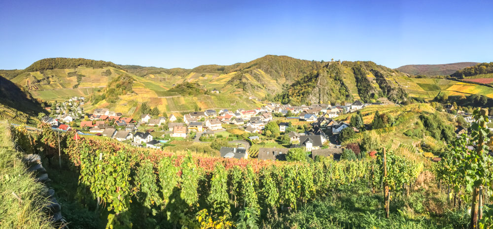 Herbstliche Aussicht beim Radfahren im Ahrtal