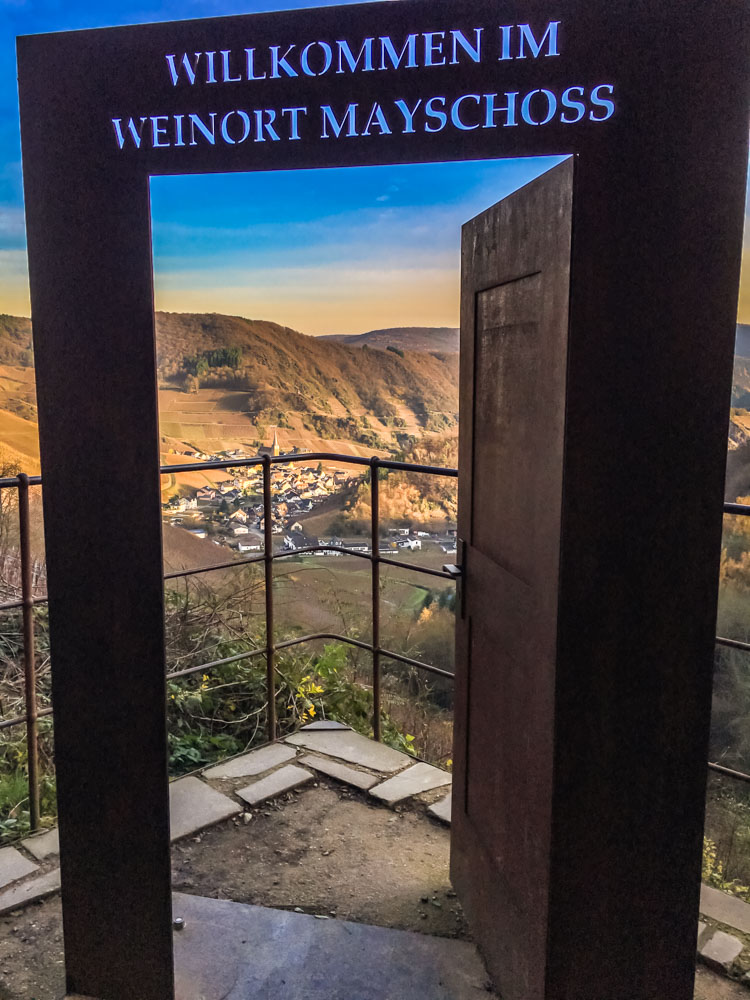 Blick durch die Tür in Mayschoss auf das Örtchen im Ahrtal