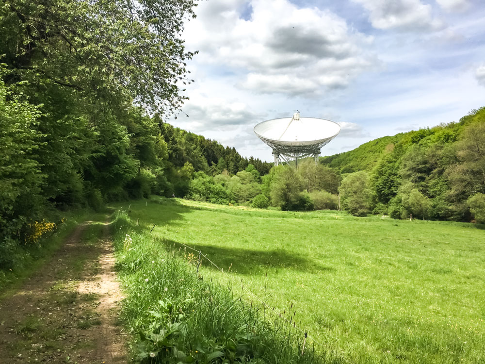 Bei deiner Radtour durch die Eifel kannst du auch am Radioteleskop Effelsberg vorbeifahren