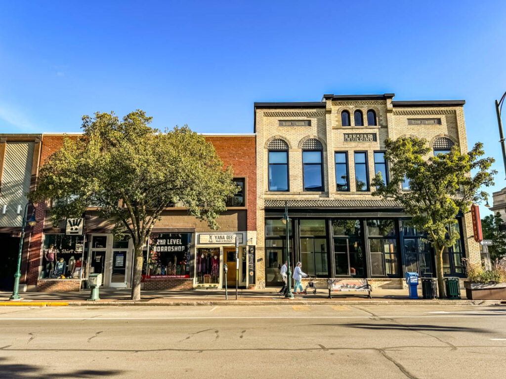 Schöne Gebäude auf der E Front Street in Traverse City, Michigan Roadtrip