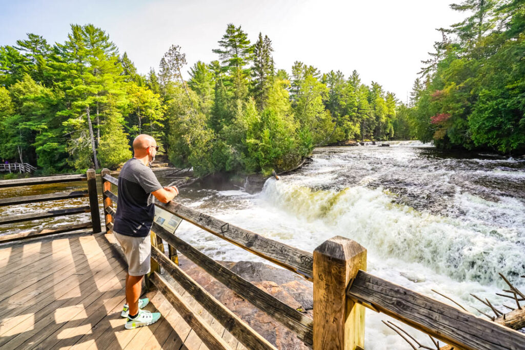 Die Lower Falls im Tahquamenon Falls State Park auf der Upper Peninsula in Michigan