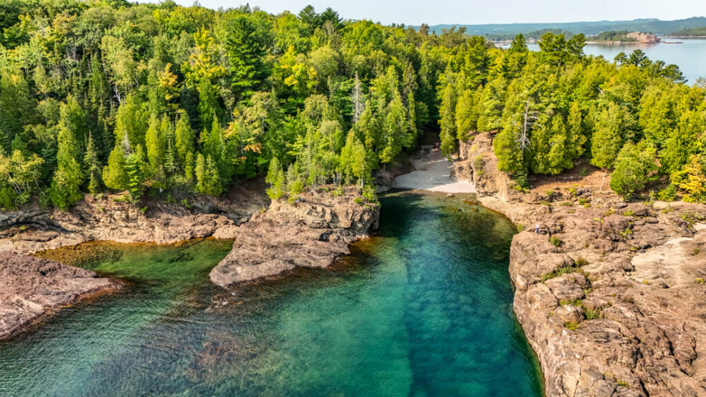 Wunderschöne Buchten im Presque Isle Park in Marquette, Michigan