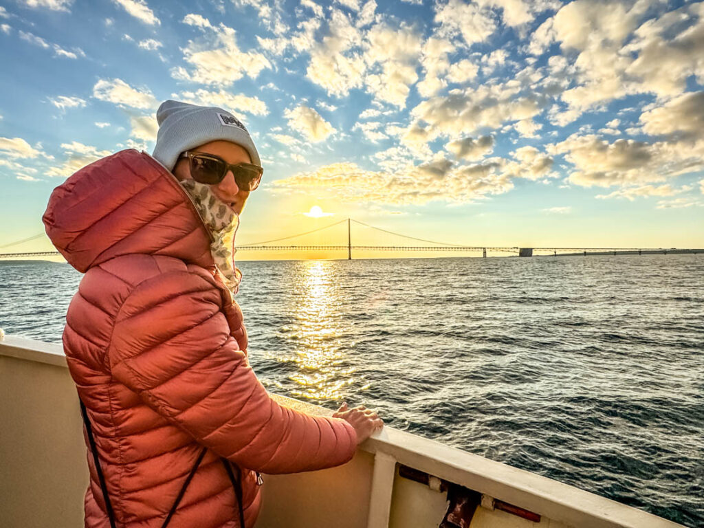 Sonnenuntergang hinter der Mackinac Bridge in Michigan