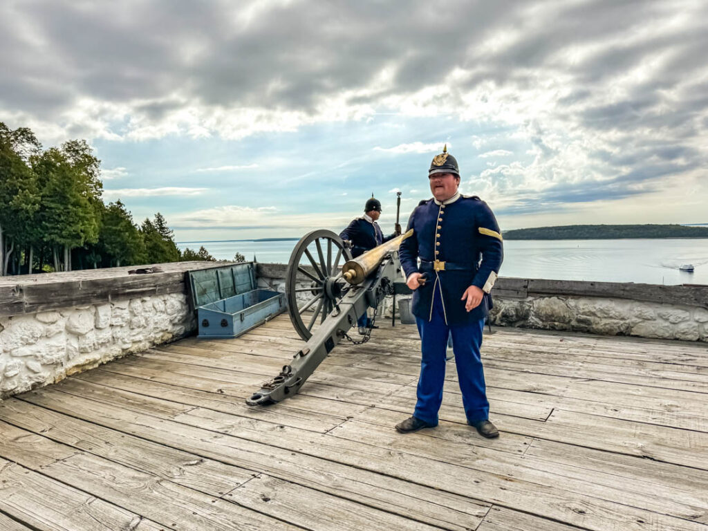 Kanonenschüsse auf Fort Mackinac