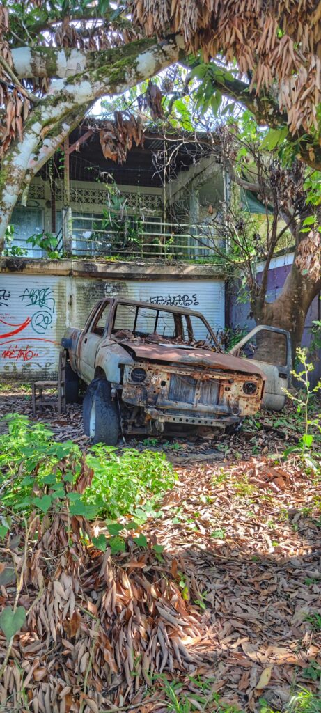 Lost Place beim Saut de la Lézarde auf Guadeloupe – Urlaub Karibik