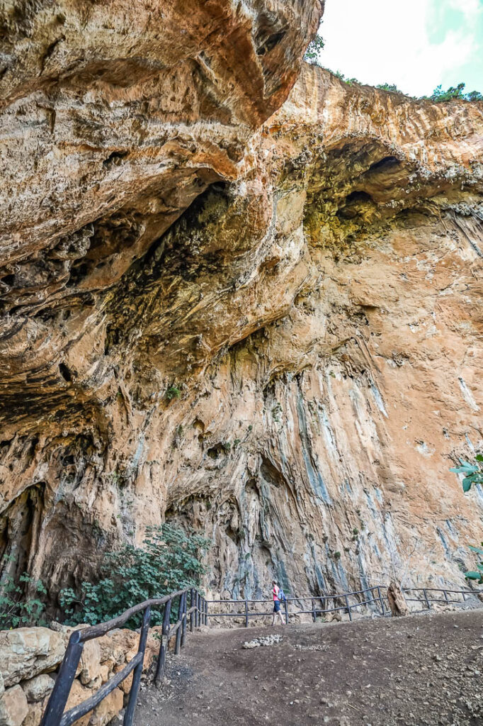 Riserva Naturale Orientata dello Zingaro, Grotta dell'Uzzo