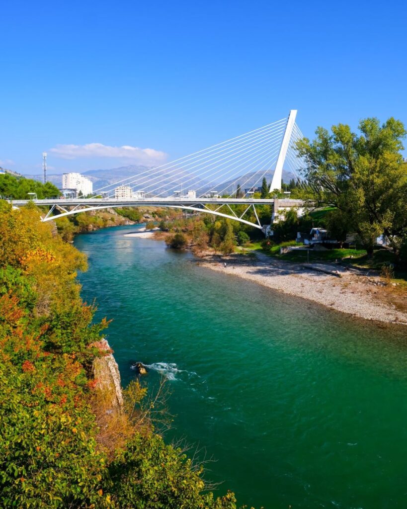 Rundreise Montenegro: Die Millennium-Brücke in Podgorica