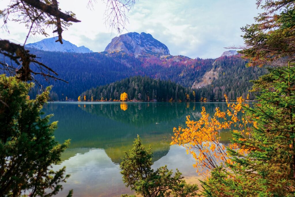 Montenegro Rundreise: Pause am schwarzen See