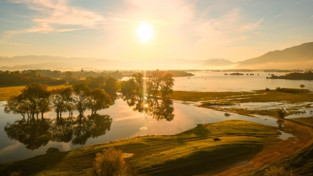 Montenegro Rundreise: Schöner Stellplatz am See