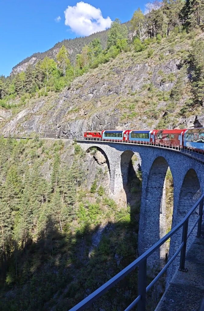 Landwasser Viadukt mit dem Glacier Express und Interrail