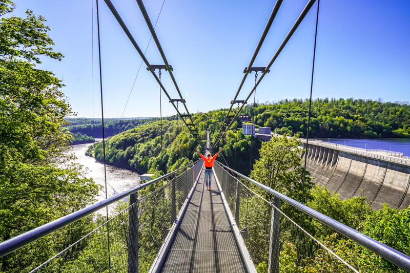 Nervenkitzel pur auf der Titan RT Fußgänger Hängebrücke – beliebtes Harz Ausflugsziel