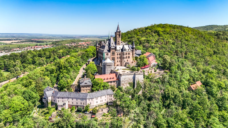 Luftaufnahme von Schloss Wernigerode – eine schöne Sehenswürdigkeit im Harz