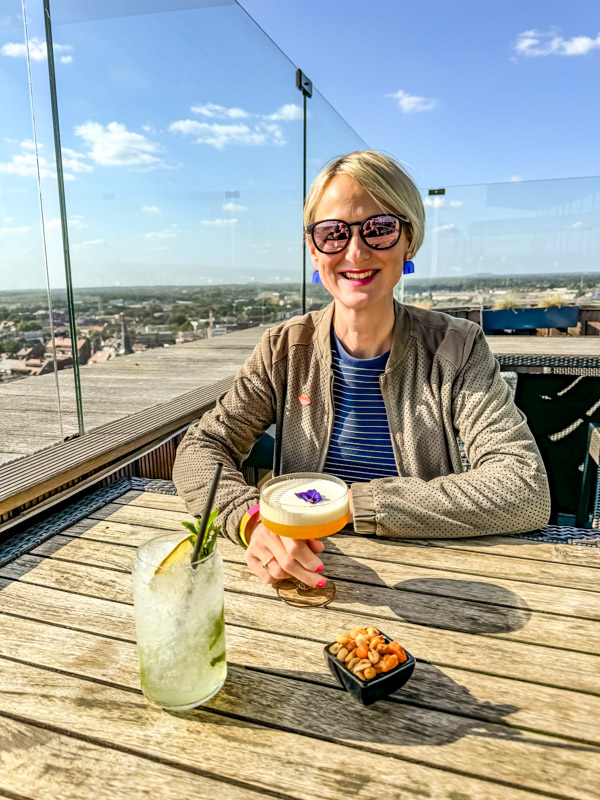 Cocktail mit Aussicht auf der Bon Air Rooftop Bar in Hasselt