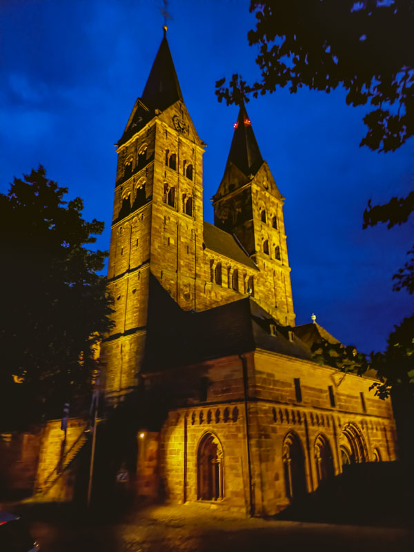 Der Sankt Petri Dom in Fritzlar bei Nacht