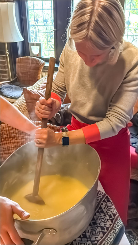 Kartoffelklöße selber machen – der Teig muss kräftig geschlagen werden, damit er die richtige Konsistenz erhält