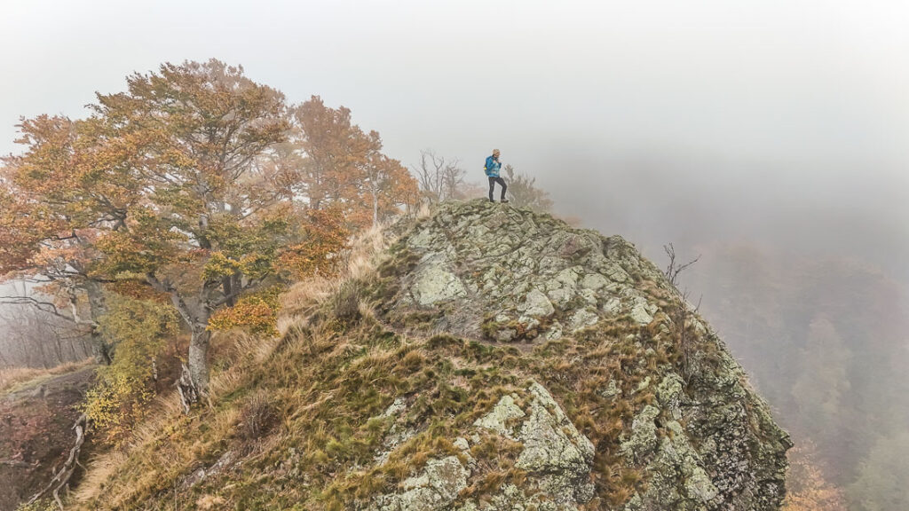Blick auf den Hohen Stein bei Nebel – Sehenswürdigkeiten Oberhof