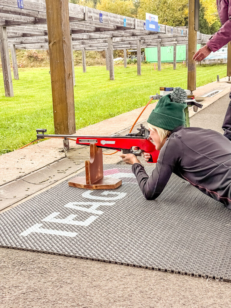 Konzentration beim Schießen mit dem Kleinkalibergewehr auf die Biathlon-Scheiben – Oberhof Aktivitäten