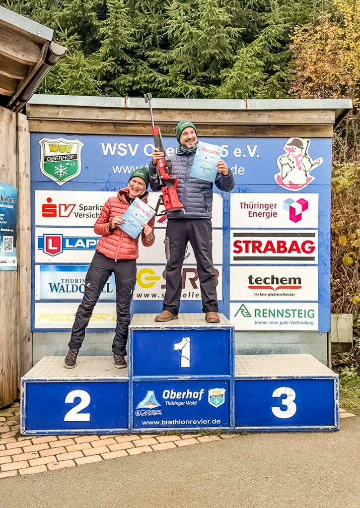 Auf dem Siegertreppchen bei Biathlon-Schießen in Oberhof