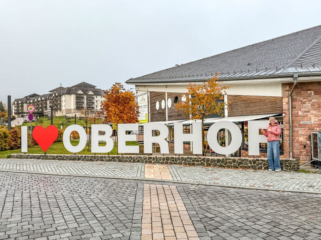 Eine der beliebtesten Oberhof Sehenswürdigkeiten: Das I love Oberhof Schild in der Ortsmitte