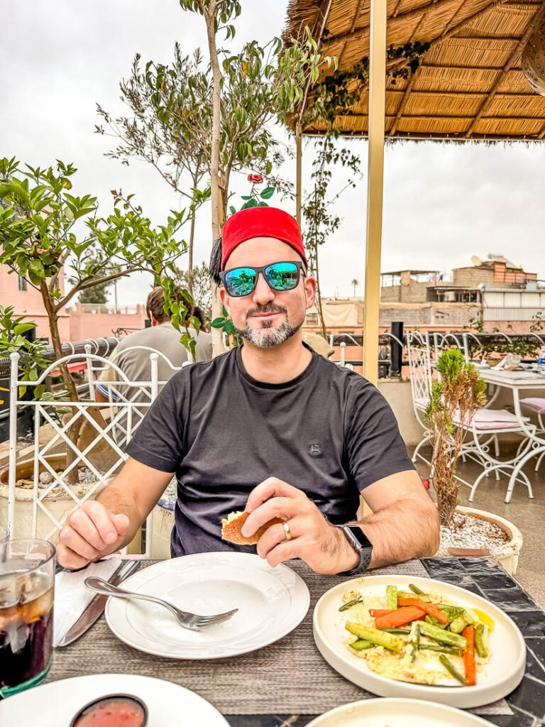 Stilecht in Marrakesch – Martin mit einem roten Fés Hut
