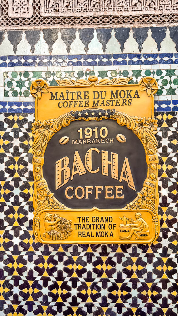 Das Schild des beliebten Bacha Café in Marrakesch – Sehenswürdigkeiten in Marrakesch